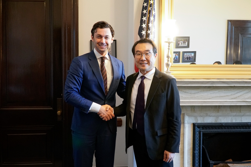 South Korea's Second Vice Foreign Minister Lee Do-hoon (R) shakes hands with Georgia Sen. Jon Ossoff during their meeting at the senator's office in Washington, D.C., in this photo provided by his ministry on Sept. 23, 2022. (PHOTO NOT FOR SALE) (Yonhap)