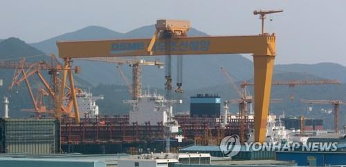 Gov't mulling sale of DSME to Hanwha Group: sources