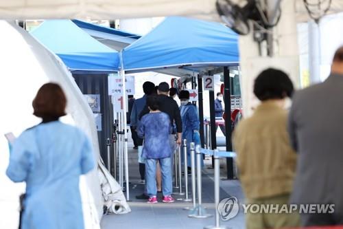 (3rd LD) S. Korea's new COVID-19 cases fall to 12-week low for Wednesday count