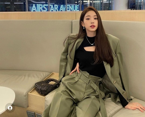 Jang Wonyoung, a member of K-pop girl group Ive, poses for the camera, before leaving for Paris on Sept. 24, 2022, in this photo captured from her Instagram account. (PHOTO NOT FOR SALE) (Yonhap)
