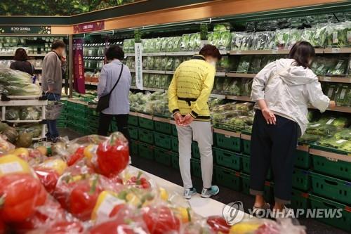 Shoppers select groceries at a discount store in Seoul on Sept. 27, 2022. (Yonhap)