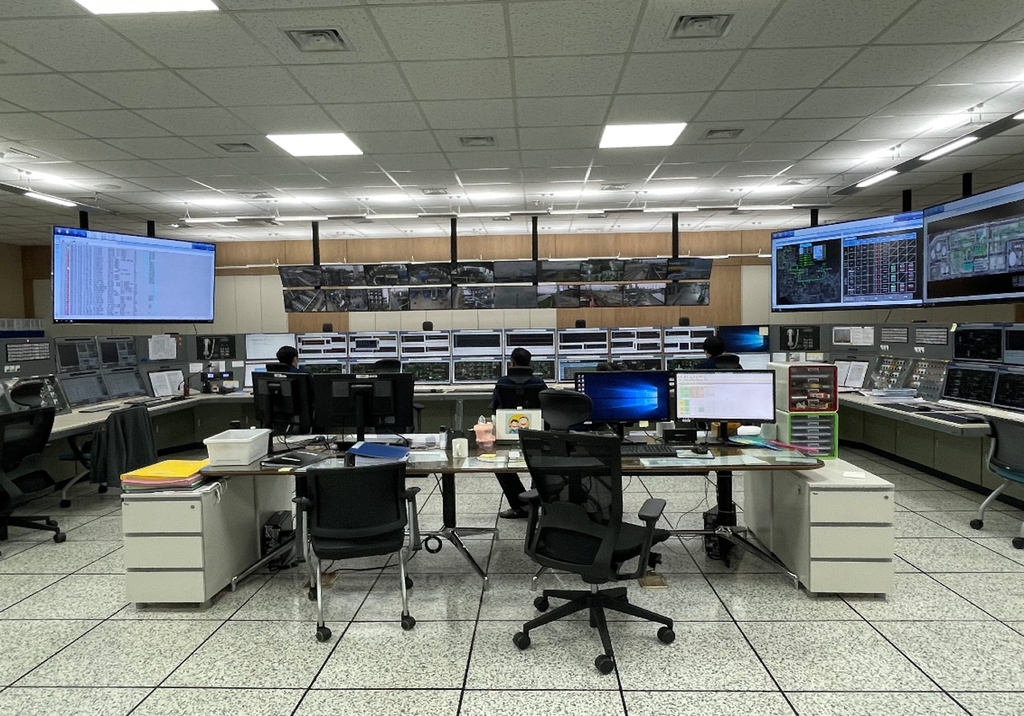 This photo provided by SK Innovation Co. shows the control room of its Ulsan industrial complex in Ulsan, some 300 kilometers southeast of Seoul. (PHOTO NOT FOR SALE) (Yonhap)