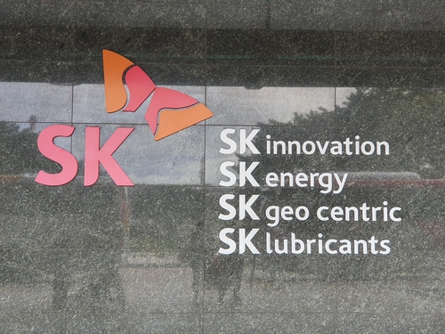 This photo shows SK Innovation Co.'s subsidiaries operating at the Ulsan industrial complex in Ulsan, some 300 kilometers southeast of Seoul. (Yonhap)