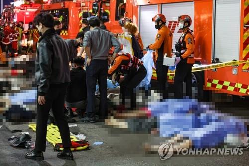Victims lie on a street in Seoul's Itaewon where a stampede during Halloween parties killed 120 people and injured 120 others on Oct. 29, 2022. (Yonhap)
