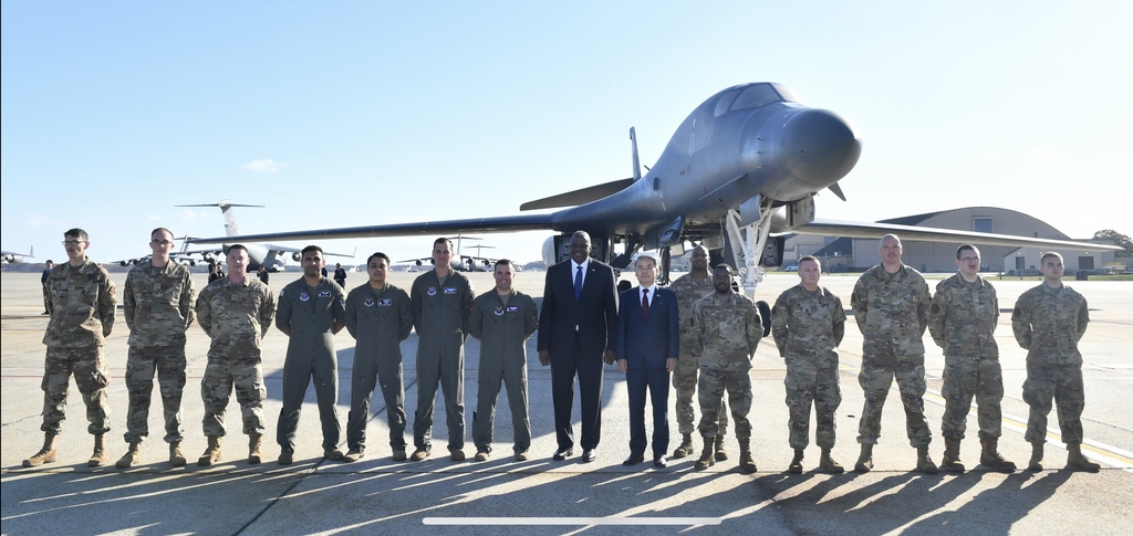 Defense Minister Lee Jong-sup (7th from R) and his U.S. counterpart, Lloyd Austin (8th from L), pose for a photo against the backdrop of a B-1B strategic bomber at the Joint Base Andrews in Prince George's County, Maryland, on Nov. 3, 2022, in this photo provided by Seoul's defense ministry. (PHOTO NOT FOR SALE) (Yonhap)