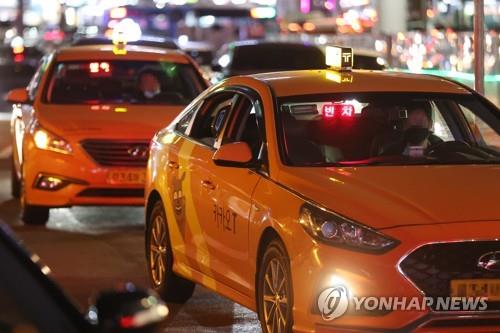 This file photo shows taxis in Seoul during late hours. (Yonhap)