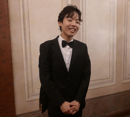 Korean pianist Lee Hyuk speaks after winning the first prize at the Long-Thibaud International Competition held at Chatelet Theater in Paris on Nov. 13, 2022. (Yonhap)