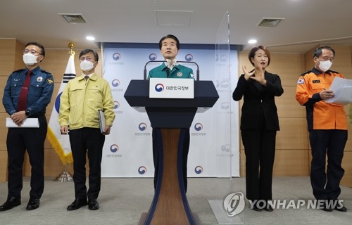 Kim Seong-ho (C), the chief of the interior ministry's disaster and safety management headquarters, speaks during a news briefing on the Itaewon crowd crush at the government building in Seoul on Nov. 16, 2022. (Yonhap)