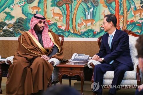 Saudi Arabian Crown Prince Mohammed bin Salman (L) talks with South Korean Prime Minister Han Duck-soo after arriving at Seoul Air Base in Seongnam, just south of Seoul, around 12:30 a.m. on Nov. 17, 2022, in this photo released by the Prime Minister's Office. (PHOTO NOT FOR SALE) (Yonhap)