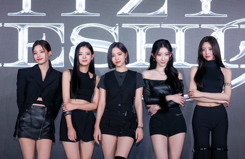 K-pop girl group ITZY poses for the camera during a media showcase in Seoul on Nov. 25, 2022, for its upcoming EP "Cheshire," in this photo provided by JYP Entertainment. (PHOTO NOT FOR SALE) (Yonhap)