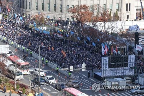 Unionized Seoul Metro employees hold a rally next to Seoul City Hall on Nov. 30, 2022, to launch a general strike. (Yonhap)