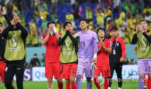 (LEAD) (World Cup) Yoon encourages S. Korean team after World Cup exit