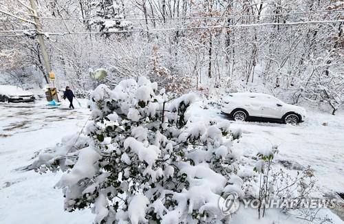 A car is parked on a snow-covered road in Jeonju, North Jeolla Province, southwestern South Korea, on Dec. 23, 2022. (Yonhap) 