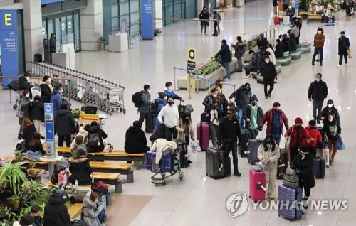 Inbound travelers move about Terminal 1 of Incheon International Airport, west of Seoul, on Dec. 30, 2022. (Yonhap)