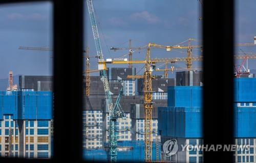 This file photo taken on Oct. 24, 2022, shows the construction site of an apartment complex in the east of Seoul. (Yonhap)