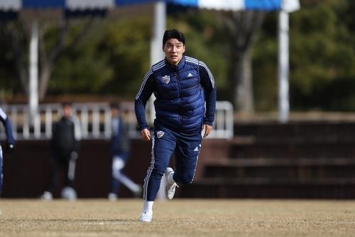 Ulsan Hyundai FC forward Joo Min-kyu takes part in a training session in Ulsan, 310 kilometers southeast of Seoul, on Jan. 11, 2023, in this photo provided by Ulsan Hyundai FC. (PHOTO NOT FOR SALE) (Yonhap)
