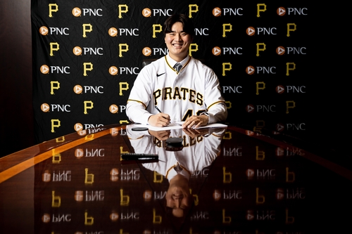 Teen pitcher Shim Jun-seok officially signs with Pirates in dream-come-true moment