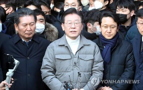 In this file photo, Rep. Lee Jae-myung, leader of the Democratic Party, speaks to reporters during his visit to an outdoor market on Jan. 18, 2023. (Yonhap)