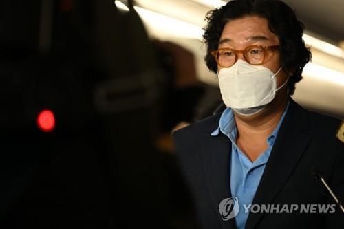Kim Seong-tae, former chairman of underwear maker Ssangbangwool Group, arrives at Incheon International Airport, west of Seoul, from Thailand, in this Jan. 17, 2023, file photo. (Pool photo) (Yonhap)