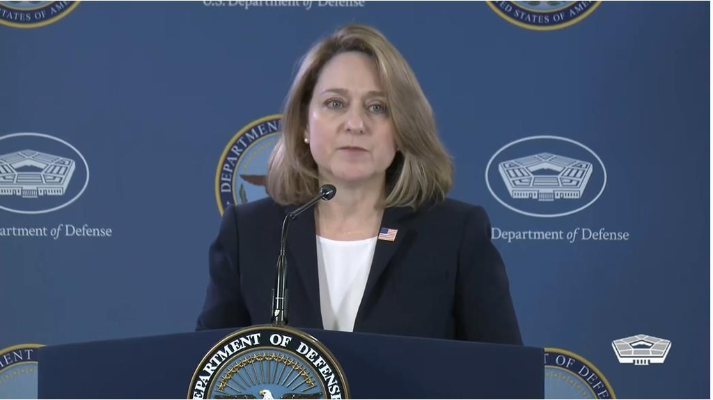 La subsecretaria de Defensa Kathleen Hicks habla durante una conferencia de prensa en el Pentágono en Washington el 13 de marzo de 2023 en esta imagen capturada.  (Yonhap)