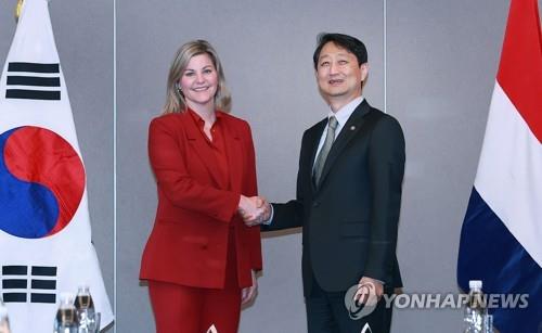 South Korean Trade Minister Ahn Duk-geun (R) poses for a photo with his Dutch counterpart, Liesje Schreinemacher, at a Seoul hotel on March 14, 2023, in this photo released by the trade ministry. (PHOTO NOT FOR SALE) (Yonhap)