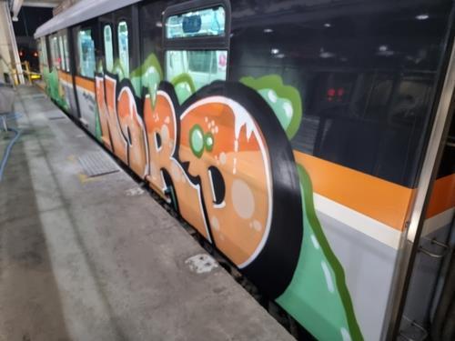 This photo provided by the Incheon Transit Corp. shows graffiti on the outside of a subway train. (PHOTO NOT FOR SALE) (Yonhap)