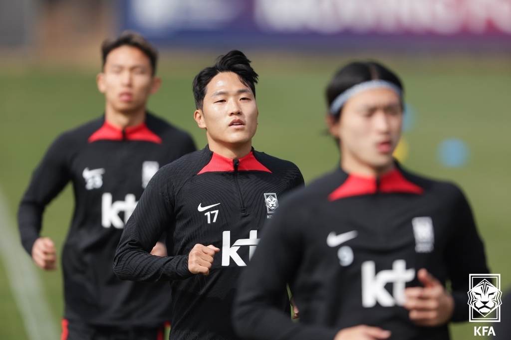 South Korean midfielder Na Sang-ho (C) takes part in a training session at the National Football Center in Paju, some 30 kilometers northwest of Seoul, on March 22, 2023, in this photo provided by the Korea Football Association. (PHOTO NOT FOR SALE) (Yonhap)
