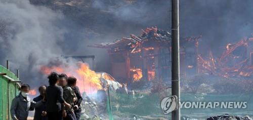 Los residentes de la ciudad costera nororiental de Gangneung evacuan con urgencia a medida que un incendio forestal se propaga a sus hogares el 11 de abril de 2023. (Yonhap)