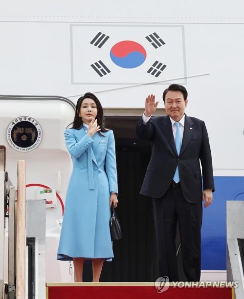 El presidente de Corea del Sur, Yoon Suk Yeol (derecha), junto con la primera dama Kim Keon Hee, saludan en la Base Aérea de Seúl en Seongnam, al sur de Seúl, el 24 de abril de 2023, mientras se embarca en una visita de estado de seis días a los Estados Unidos.  (Yonhap)