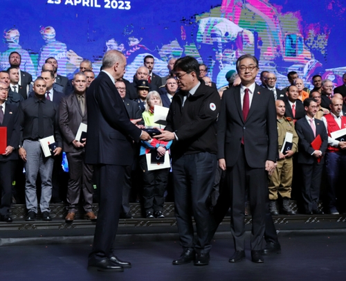 S. Korea's relief team receives medal from Turkish president for quake response efforts