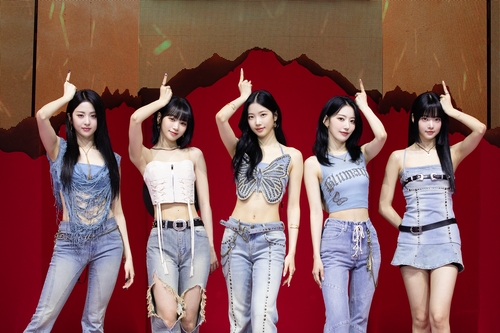 K-pop girl group Le Sserafim is seen in this photo provided by Source Music. (PHOTO NOT FOR SALE) (Yonhap)