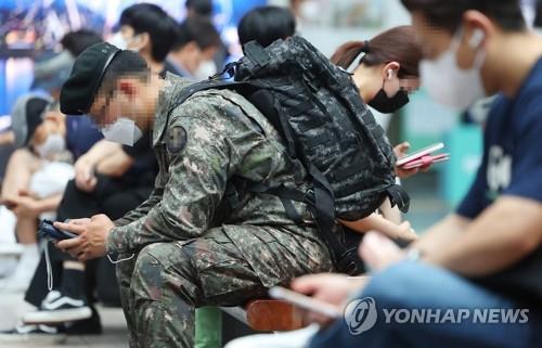 Defense ministry to expand trial program to allow enlistees' mobile phone use