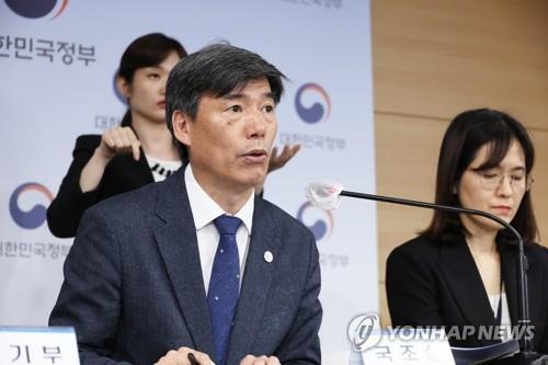 Park Ku-yeon, el primer subjefe de la Oficina de Coordinación de Políticas Gubernamentales, habla con los periodistas en el complejo gubernamental en Seúl el 12 de mayo de 2023. (Yonhap) 