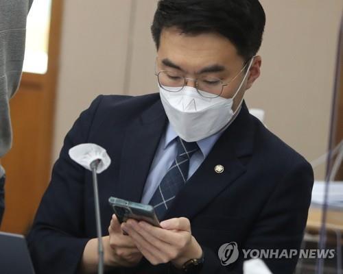 DP decides to refer Rep. Kim Nam-kuk to parliamentary ethics committee over cryptocurrency scandal
