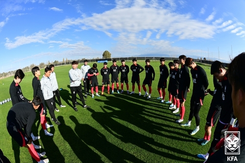 Members of the South Korean men's under-20 national football team prepare for the start of a training session at Club Deportivo Cruz Training Center in Mendoza, Argentina, in preparation for the FIFA U-20 World Cup on May 20, 2023, in this photo provided by the Korea Football Association. (PHOTO NOT FOR SALE) (Yonhap)