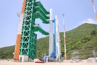 (2nd LD) S. Korean space rocket positioned on launch pad on eve of liftoff