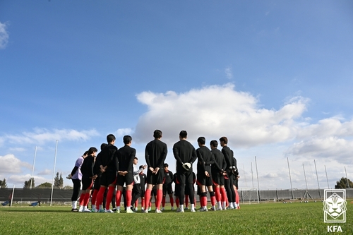 Players on the South Korean men's under-20 national football team prepare for a training session for the FIFA U-20 World Cup at Club Deportivo Cruz Training Center in Mendoza, Argentina, on May 24, 2023, in this photo provided by the Korea Football Association. (PHOTO NOT FOR SALE) (Yonhap)