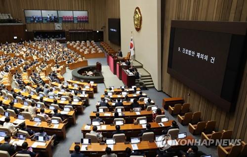 Ruling and opposition lawmakers cast ballots during a plenary session of the National Assembly in Seoul on May 30, 2023. (Yonhap)