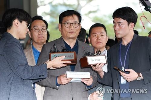 Former Democratic Party leader Song Young-gil speaks to reporters outside the Seoul Central District Prosecutors Office on June 7, 2023. (Yonhap) 