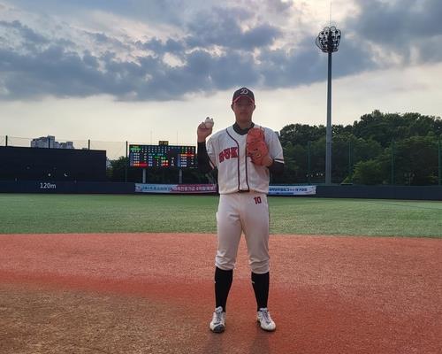 Duksoo High School pitcher Kim Tae-hyung poses with the game ball after throwing a no-hitter against Cheongwon High School at Gueui Stadium in Seoul on June 10, 2023, in this photo provided by the Korea Baseball Softball Association. (PHOTO NOT FOR SALE) (Yonhap)