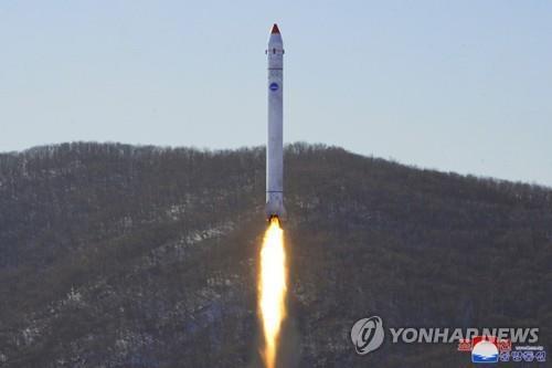Esta foto de archivo, proporcionada por la Agencia Central de Noticias de Corea del Norte el 19 de diciembre de 2022, muestra al Norte dirigiendo "un "prueba importante de la etapa final" en el campo de lanzamiento de satélites Sohae en Cholsan, provincia de Pyongan del Norte, para el desarrollo de un satélite de reconocimiento el día anterior.  (Para uso exclusivo en la República de Corea. Sin redistribución) (Yonhap)