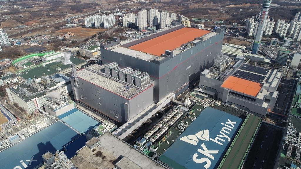 The file photo, provided by SK hynix Inc., shows the company's new chip factory M16 in Icheon, southeast of Seoul. (PHOTO NOT FOR SALE) (Yonhap)