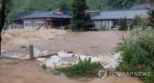 Un pueblo en Bonghwa, provincia de Gyeongsang del Norte, está inundado por lluvias torrenciales el 15 de julio de 2023, en esta foto proporcionada por un lector.  (FOTO NO A LA VENTA) (Yonhap)