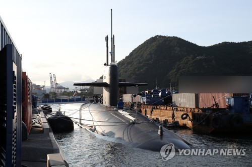 Esta foto, proporcionada por el Defense Daily el 19 de julio de 2023, muestra el submarino de misiles balísticos nucleares USS Kentucky en una base naval clave en Busan, 320 kilómetros al sureste de Seúl.  (FOTO NO A LA VENTA) (Yonhap)