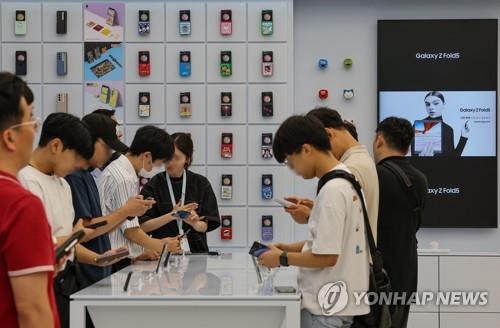 Visitors look at new Galaxy products, including the Galaxy Z Flip 5 and the Fold 5, at a Samsung Electronics store in Seoul on July 27, 2023, one day after Galaxy Unpacked was held in the capital. (Yonhap)