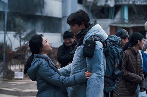 This photo provided by Lotte Entertainment shows a scene from its upcoming film, "Concrete Utopia." (PHOTO NOT FOR SALE) (Yonhap)