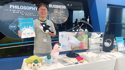 Byun Eui-hyun, CEO of Usisan, smiles as he presents upcycled products made by the startup after a press conference in Ulsan on Sept. 13, 2023. (Yonhap) 