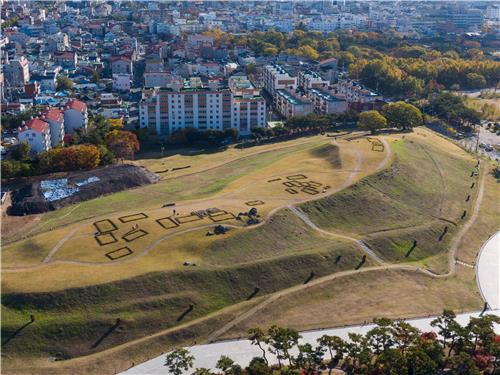 Daeseong-dong Tumuli in Gimhae, South Gyeongsang Province, a cluster of tombs of Korea's ancient confederation Gaya, is seen in this photo from the Cultural Heritage Administration's homepage. (PHOTO NOT FOR SALE) (Yonhap)