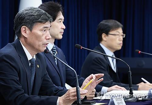 Park Ku-yeon (L), first deputy chief of the Office for Government Policy Coordination, speaks during a daily briefing on the Fukushima issue in Seoul on Sept. 18, 2023. (Yonhap)