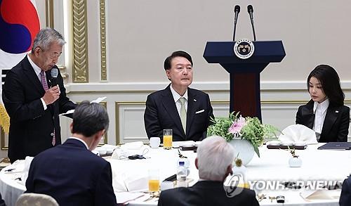 President Yoon Suk Yeol hosts a luncheon meeting with Korean survivors of the 1945 atomic bombing in Hiroshima at Cheong Wa Dae's Yeongbin-gwan guesthouse on Sept. 29, 2023. (Yonhap)